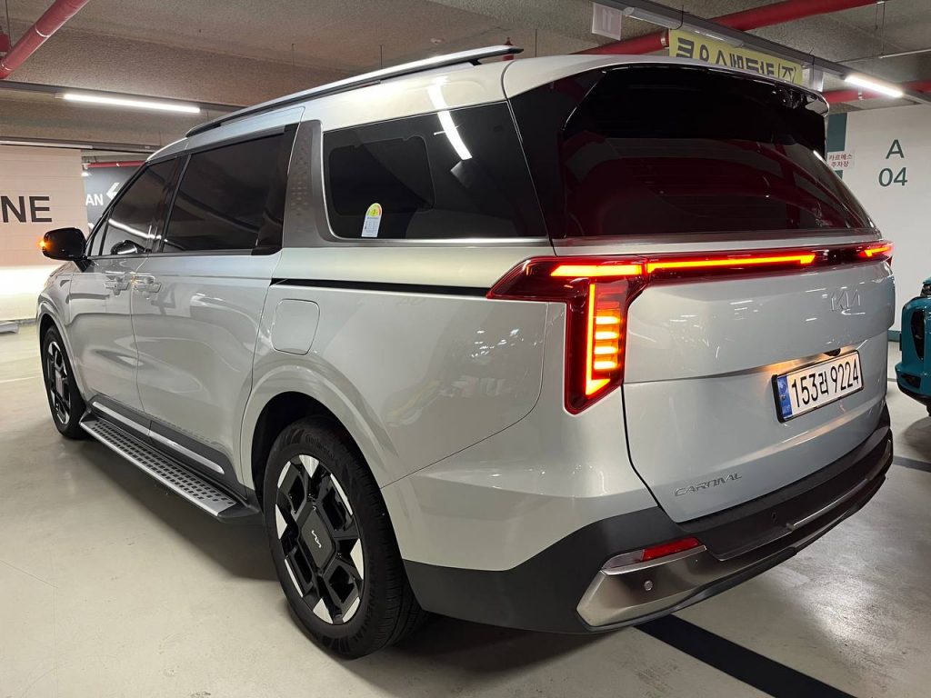 Kia The New Carnival 4gen 1598 cc 9-seater Signature