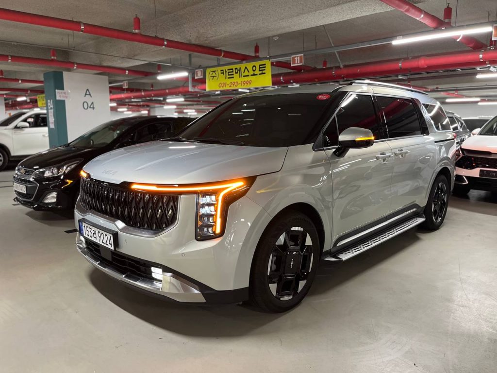 Kia The New Carnival 4gen 1598 cc 9-seater Signature