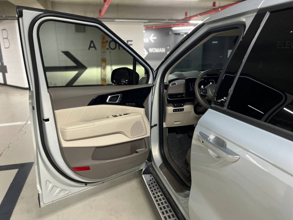 Kia The New Carnival 4gen 1598 cc 9-seater Signature
