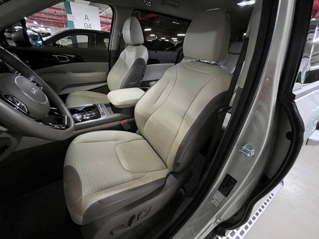 Kia The New Carnival 4gen 1598 cc 9-seater Signature