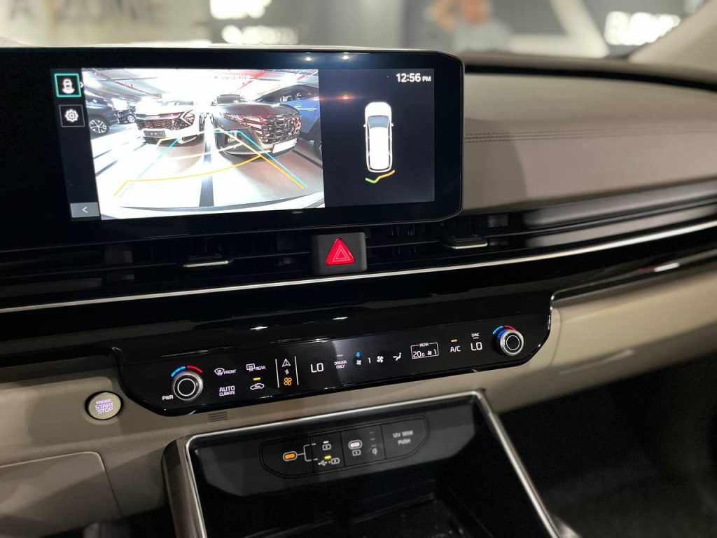 Kia The New Carnival 4gen 1598 cc 9-seater Signature