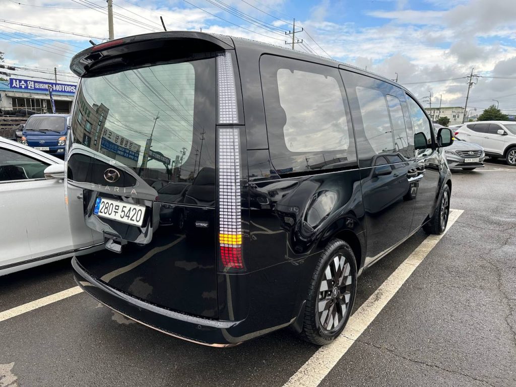 Hyundai Staria Lounge 4WD 9 seaters Inspiration