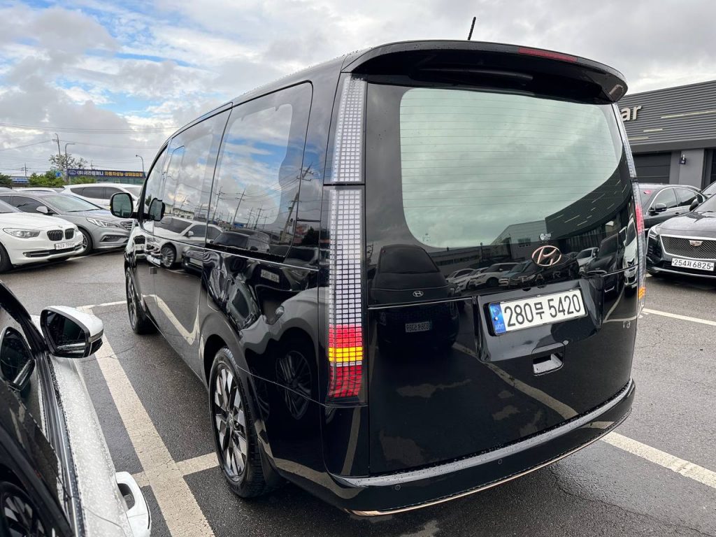 Hyundai Staria Lounge 4WD 9 seaters Inspiration