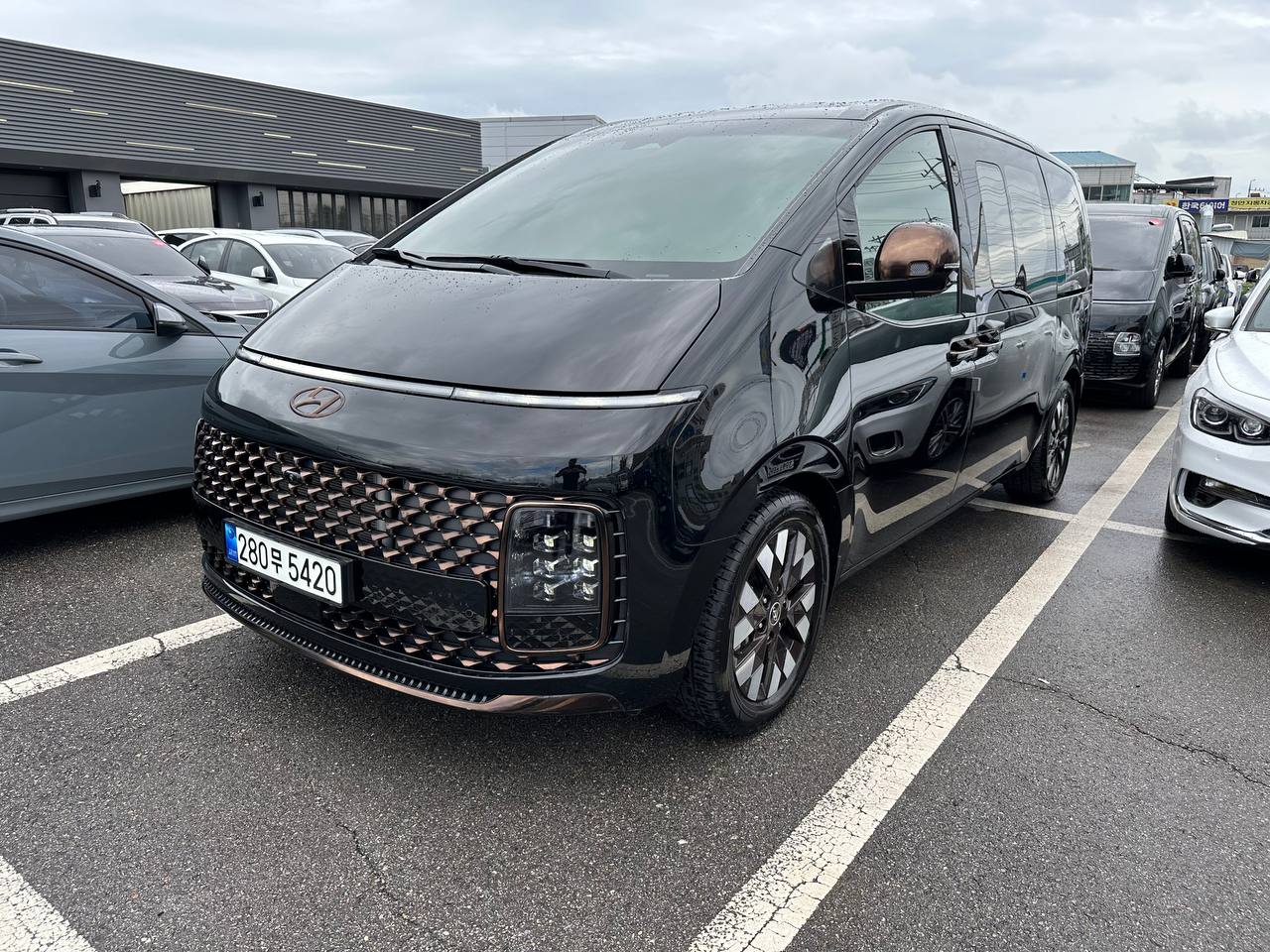 Hyundai Staria Lounge 4WD 9 seaters Inspiration