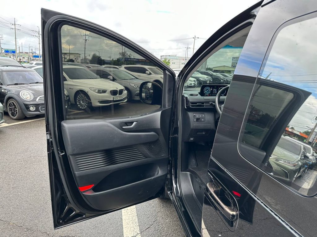Hyundai Staria Lounge 4WD 9 seaters Inspiration