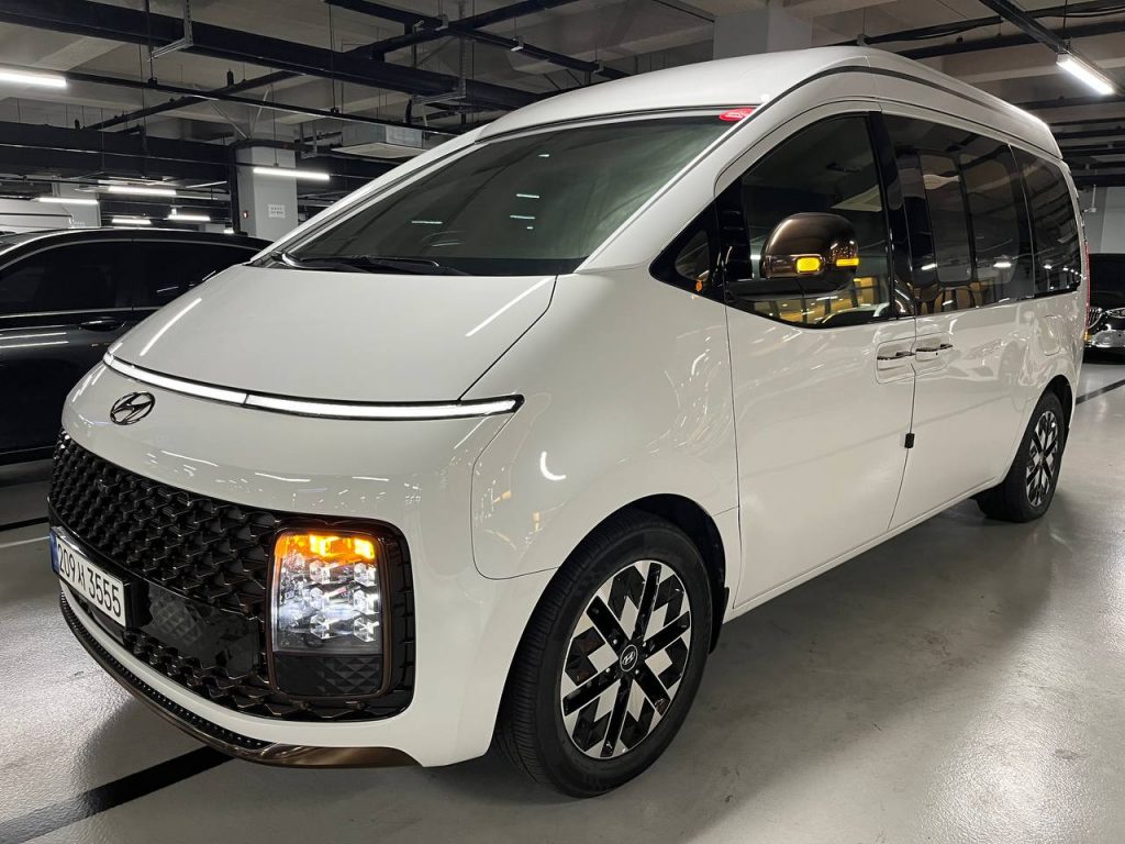 Hyundai Staria Lounge 9-seater Limousine