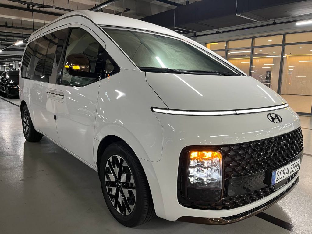 Hyundai Staria Lounge 9-seater Limousine
