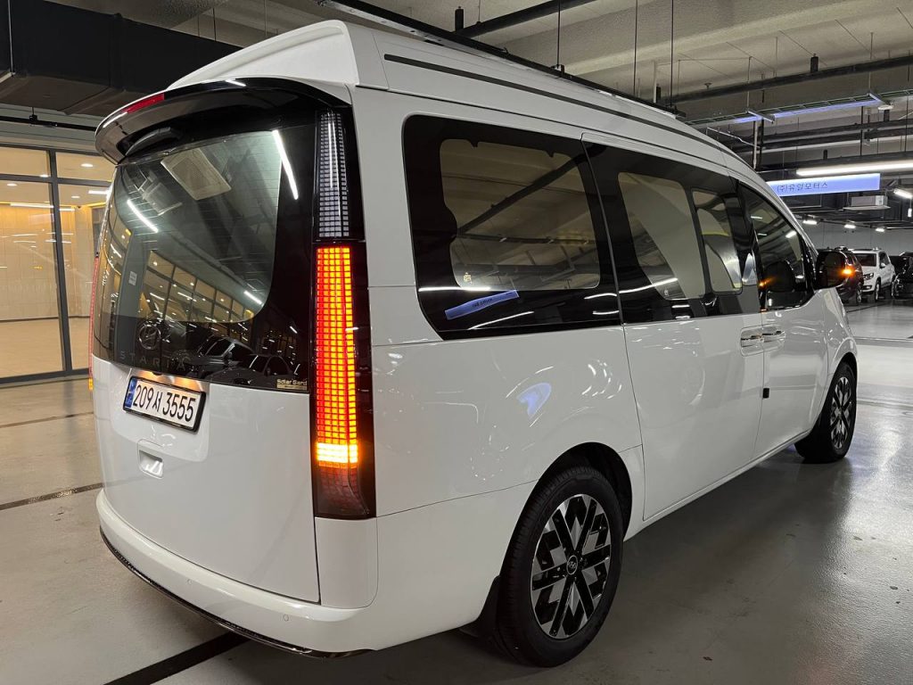 Hyundai Staria Lounge 9-seater Limousine