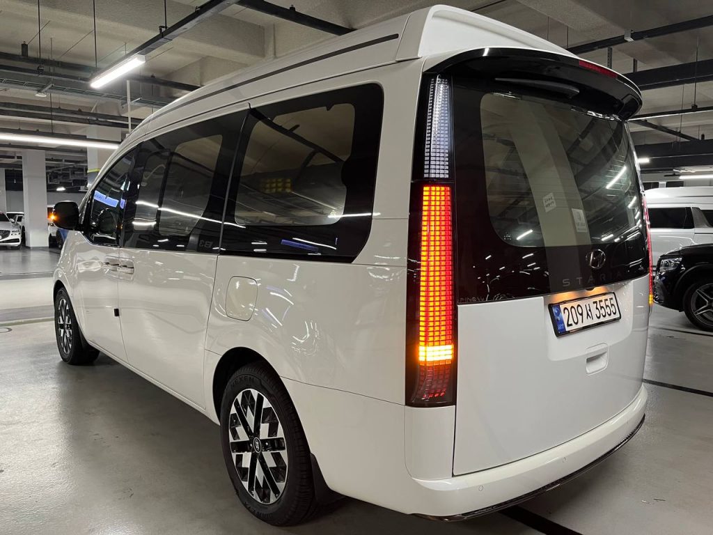 Hyundai Staria Lounge 9-seater Limousine
