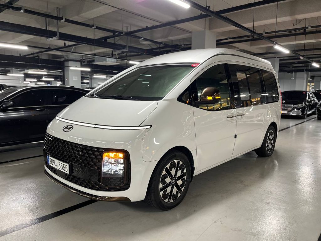 Hyundai Staria Lounge 9-seater Limousine