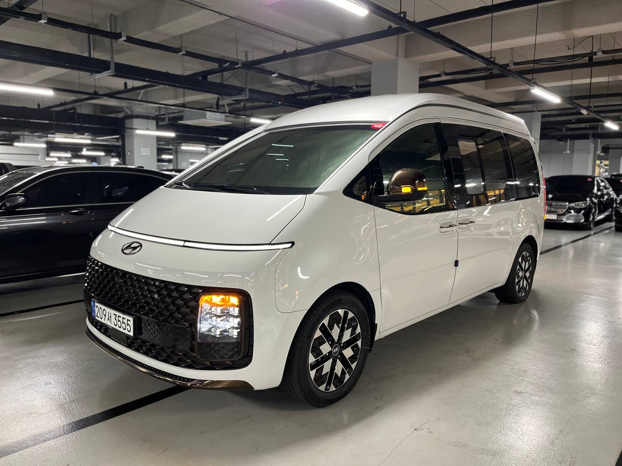 Hyundai Staria Lounge 9-seater Limousine