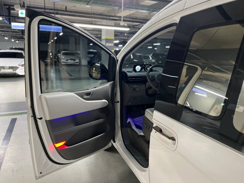 Hyundai Staria Lounge 9-seater Limousine