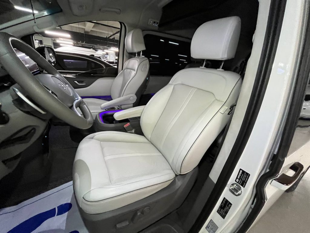 Hyundai Staria Lounge 9-seater Limousine