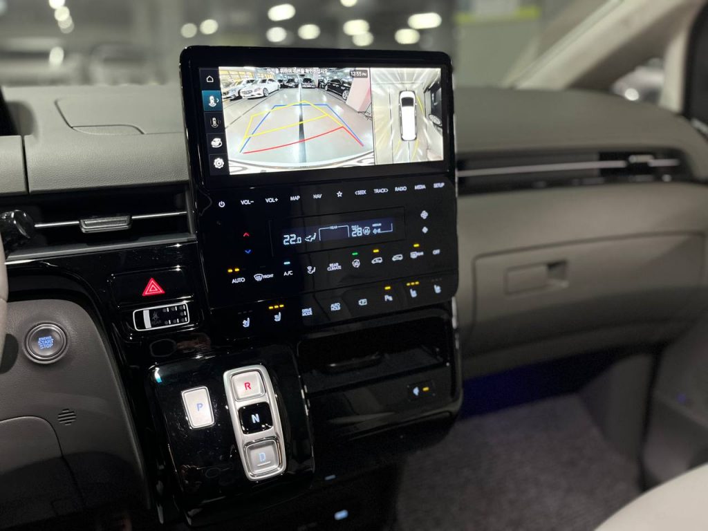 Hyundai Staria Lounge 9-seater Limousine