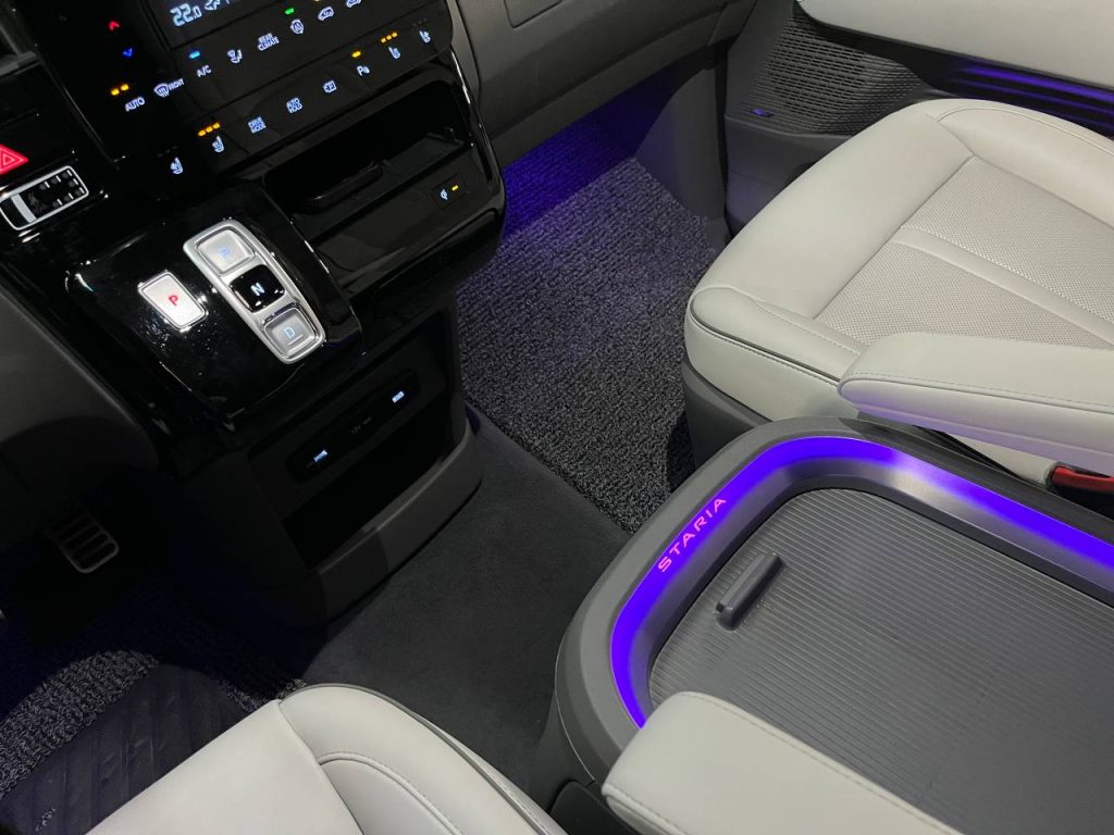 Hyundai Staria Lounge 9-seater Limousine